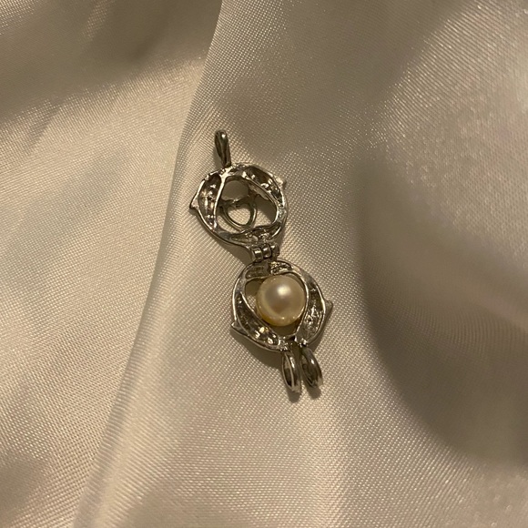 Dolphin & pearl pendant - Picture 3 of 9